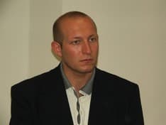 VALPERGA - Vandali devastano (di nuovo) l'auto del sindaco