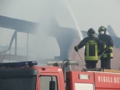 BUROLO - Incendio doloso devasta il magazzino del campo di calcio