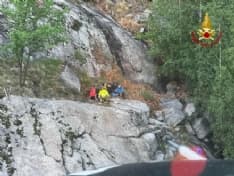 LOCANA - Sei escursionisti bloccati sulla parete rocciosa: salvati dai vigili del fuoco con l'elicottero - VIDEO