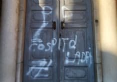 FAVRIA - Svastiche e scritte contro il Pd e l'anarchico Alfredo Cospito: vandalizzato anche il castello - FOTO