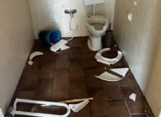 AGLIE' - Vandali sfasciano i bagni di piazza Castello appena ristrutturati dal Comune - FOTO