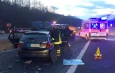 IVREA-SANTHIA' - Muore una donna di Ivrea nello scontro tra un'auto, un furgone e un camion sulla bretella autostradale - FOTO