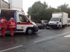 CASTELLAMONTE - Ennesimo incidente stradale a Spineto: auto contro camion, due persone ferite - FOTO e VIDEO