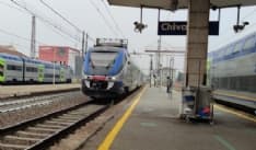 CHIVASSO - A 25 anni tenta il suicidio correndo tra i binari: feriti due agenti della polizia ferroviaria