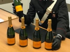 LEINI - Ruba cinque bottiglie di champagne al Pam: arrestata