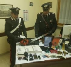 VALPERGA-CUORGNE' - Vende hashish ai ragazzini dal bancone del bar: arrestato dai carabinieri