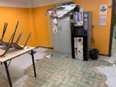 CASCINETTE - Due vandali adolescenti devastano la scuola del paese: quaranta volontari al lavoro per garantire le lezioni - FOTO