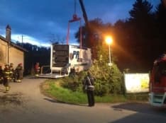 CUORGNÈ - Camion in bilico nella scarpata - FOTO e VIDEO