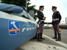 IVREA - Senza benzina sull'autostrada vanno a piedi: multati dalla polizia