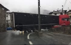 PONT - Viabilità difficile: anche i camion restano incastrati - FOTO