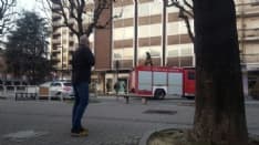 RIVAROLO - Minaccia di buttarsi dalla finestra di casa: forze dell'ordine e pompieri la salvano - FOTO