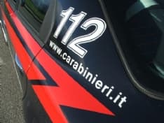 CALUSO - Pestano un 18enne per rubargli il computer: denunciati