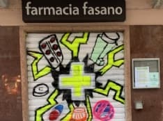 IVREA - Le scritte sulla serranda della farmacia diventano un murales: pace fatta tra titolare e writer - FOTO