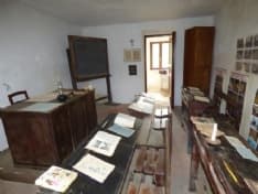 CASTELNUOVO NIGRA - Pennino, calamaio e banchi in legno: la scuola dei nonni e bisnonni rivive in frazione Villa - FOTO