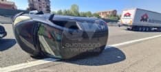 TANGENZIALE TORINO - Auto si ribalta dopo incidente, un uomo ferito: si cercano testimoni dello schianto