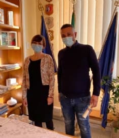 LEINI - Salva una ragazza che rischia di morire: la sindaca di Settimo lo premia