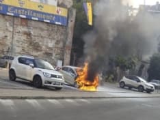 CASTELLAMONTE - Auto prende fuoco sotto palazzo Botton - VIDEO