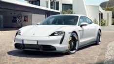 IVREA - Con la Porsche sotto la fontana di Olivetti: la città diventa un set per il servizio fotografico della casa automobilistica tedesca