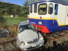 VALPERGA - Incidente ferroviario sulla Canavesana: «Le sbarre erano abbassate quando l'auto si è infilata sui binari» - FOTO e VIDEO