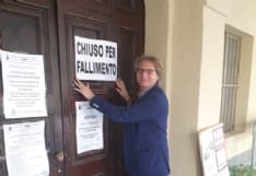 RIVAROLO CANAVESE - Trova il municipio sbarrato e attacca il cartello «Chiuso per fallimento»