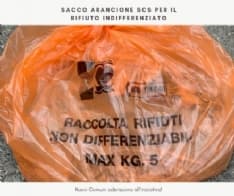 CANAVESE - I sacchi arancioni per la spazzatura funzionano: altri Comuni aderiscono alla sperimentazione