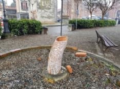 CASTELLAMONTE - Vandali idioti devastano un'opera artistica di Brenno Pesci - FOTO