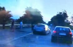 LEINI - Auto si schianta contro le barriere di cemento del cantiere: ennesimo incidente sulla 460