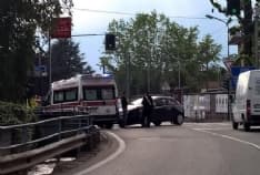 FAVRIA - Incidente all'incrocio: due ragazzi in ospedale