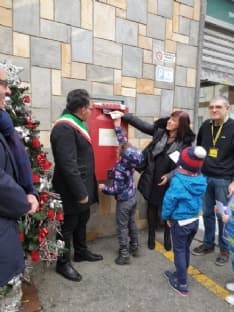 RONDISSONE - Caro Babbo Natale... I bimbi scrivono e imbucano le letterine all'ufficio postale