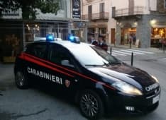 CASTELLAMONTE - Calci e pugni ai clienti del ristorante: 23enne arrestato dai carabinieri in pieno centro