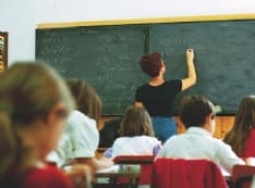 CANAVESE - Maestra nei guai: si faceva massaggiare dai bimbi