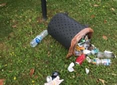 BOLLENGO - Vandali in azione al parco giochi, lo sdegno del sindaco Ricca