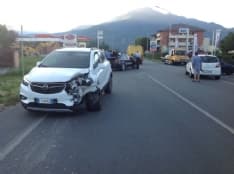 CUORGNE' - Due incidenti stradali in pochi minuti: sei mezzi coinvolti e due feriti - FOTO e VIDEO