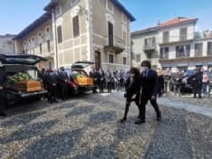 RIVAROLO CANAVESE - L'intera città travolta dal dolore per l'ultimo saluto alla maestra Liliana e al marito Osvaldo - FOTO e VIDEO