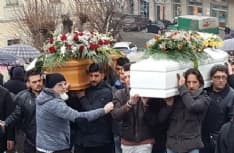 PONT CANAVESE - Lo straziante addio a Simone e Raffaele: tutto il paese ha salutato i due ragazzi - VIDEO