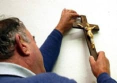 VALPERGA - Il crocifisso del municipio trasloca ed è scontro