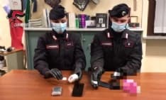 IVREA - Nasconde la droga nel calzino e spaccia anche dagli arresti domiciliari: preso e portato in carcere - VIDEO