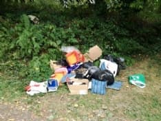 CASTELLAMONTE - A Spineto non si «tagga il maiale»: strade periferiche utilizzate come discariche abusive - FOTO