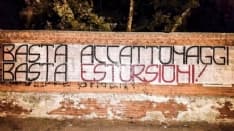 IVREA - Striscione di Forza Nuova contro i parcheggiatori abusivi di piazza del Rondolino