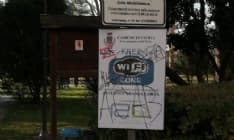 FAVRIA - Vandali di fronte al municipio: scritte contro le forze dell'ordine