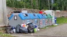 ROMANO - Spazzatura abbandonata fuori dai cassonetti - FOTO