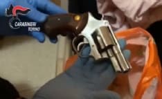 SAN FRANCESCO AL CAMPO - Bombe a mano, pistole, munizioni e droga nella casa di un operaio: arrestato dai carabinieri di Leini - VIDEO