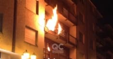 CASTELLAMONTE - Insegna in fiamme in via Educ: l'intervento dei vigili del fuoco - VIDEO ESCLUSIVO
