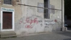 FAVRIA - Idioti in azione imbrattano la sede della Pro loco