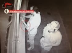 RIVAROLO - Prelevano al bancomat con una carta rubata: due rivarolesi in manette - FOTO