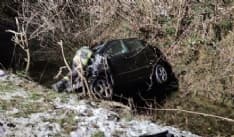 FAVRIA - Si schianta con l'auto e finisce nel canale, automobilista salvo per miracolo: elitrasportato al Cto - FOTO e VIDEO