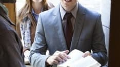 CASTELLAMONTE - Suonano alla porta per leggere il Vangelo ma vengono scambiati per truffatori