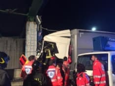 IVREA-SANTHIA' - Camion si schianta contro un ponte: autista grave in ospedale - FOTO