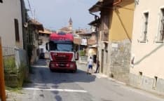 RIVAROSSA - Navigatore tradisce l'autista: camion incastrato - FOTO