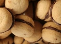 MONTALTO DORA - Un pezzo di metallo tra i baci di dama: produttore di dolci finisce a processo